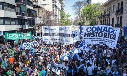Docentes universitarios analizan una oferta salarial del Gobierno, que contempla la convocatoria a paritaria
