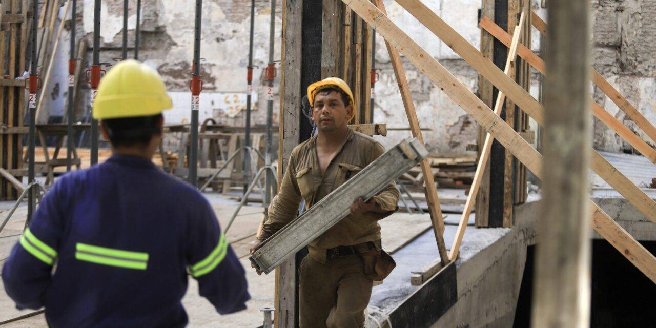 El Indec reveló que la industria y la construcción cayeron un 2,8% interanual en abril