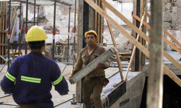 El Indec reveló que la industria y la construcción cayeron un 2,8% interanual en abril
