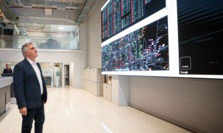 Llaryora recorrió el nuevo Centro de Control de Alumbrado Público Inteligente de EPEC