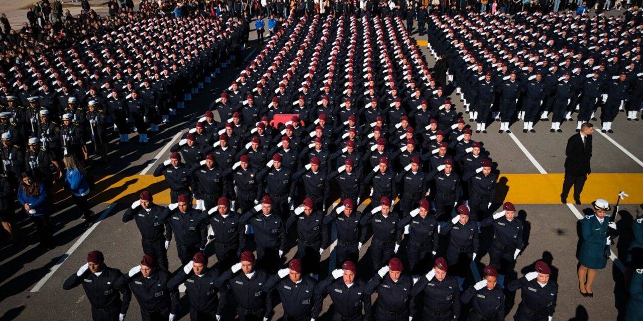 Llaryora tomó juramento de fidelidad a la Bandera Nacional a cadetes de la Policía, el Servicio Penitenciario y la Fuerza Policial Antinarcotráfico