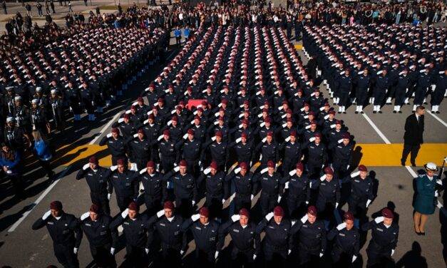 Llaryora tomó juramento de fidelidad a la Bandera Nacional a cadetes de la Policía, el Servicio Penitenciario y la Fuerza Policial Antinarcotráfico