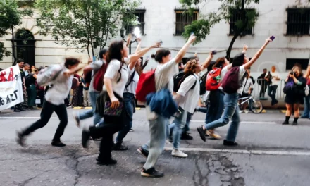 Después de tres años de reclamo, docentes y no docentes universitarios obtuvieron un aumento