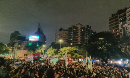 Con epicentro en Plaza de Mayo, los homenajes al Indio Solari se replicaron en toda la Argentina