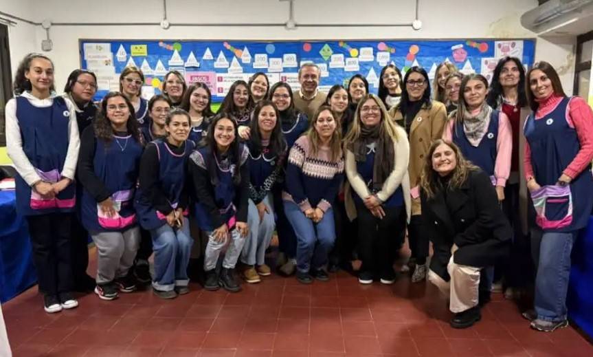 Vicuña Mackenna brindó una capacitación sobre ceremonial escolar en tiempos de IA