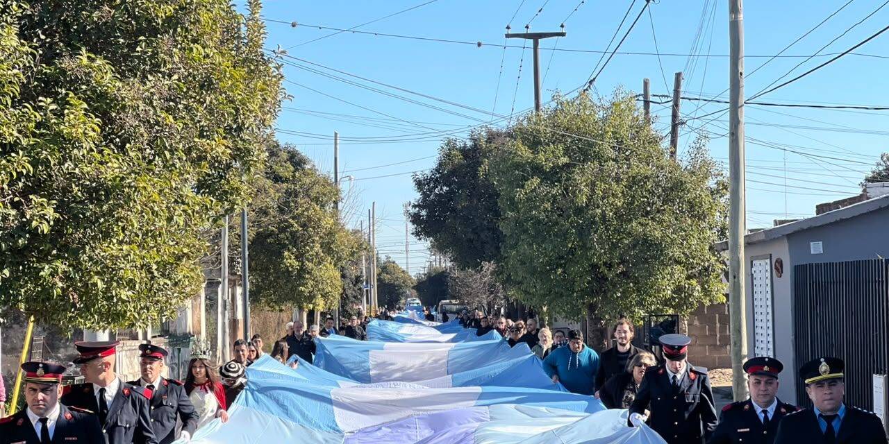 Villa Nueva celebró el Día de la Independencia con un emotivo despliegue de la bandera argentina.