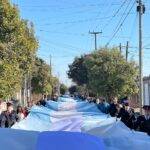 Villa Nueva celebró el Día de la Independencia con un emotivo despliegue de la bandera argentina.