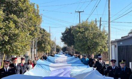 Villa Nueva celebró el Día de la Independencia con un emotivo despliegue de la bandera argentina.