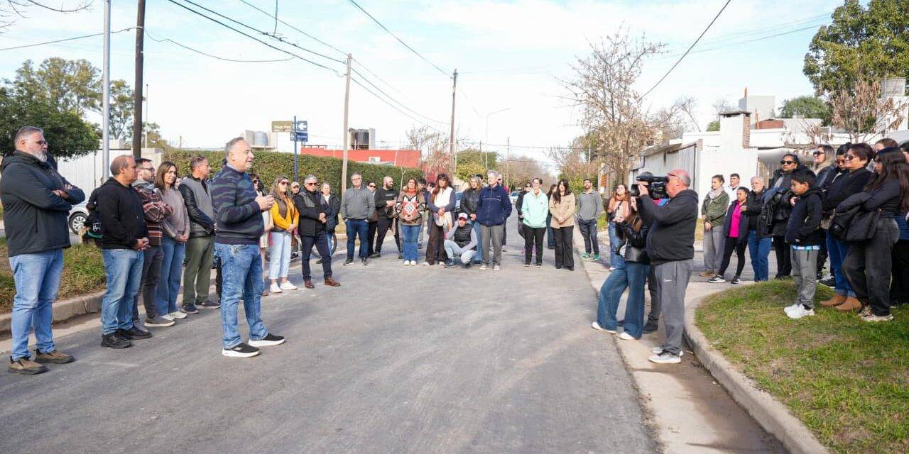 Villa María: Accastello inauguró 21 cuadras de pavimento en barrio Barrancas del Río