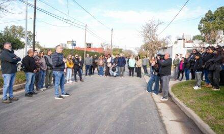 Villa María: Accastello inauguró 21 cuadras de pavimento en barrio Barrancas del Río