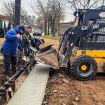 Avanza la obra de cordón cuneta en barrio Santa Teresa del Niño Jesús de Laboulaye