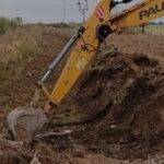 Realizan tareas de limpieza en canales pluviales para mejorar el escurrimiento del agua en La Carlota