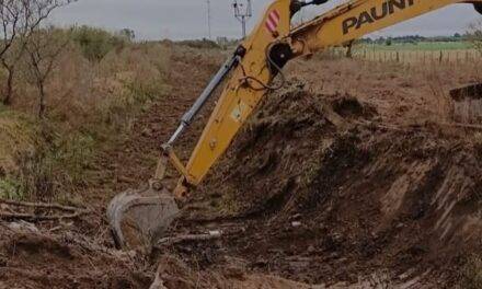 Realizan tareas de limpieza en canales pluviales para mejorar el escurrimiento del agua en La Carlota