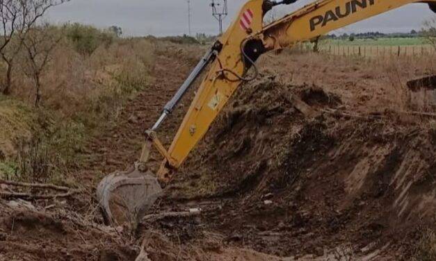 Realizan tareas de limpieza en canales pluviales para mejorar el escurrimiento del agua en La Carlota