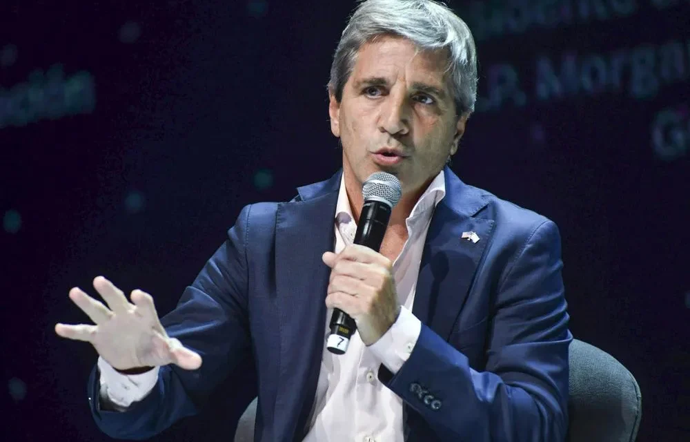 Caputo presentó el proyecto de Inocencia Fiscal II para sacar más «dólares del colchón»