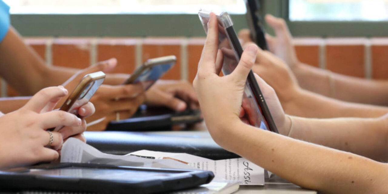 Córdoba consolida una política de uso regulado de celulares en las escuelas