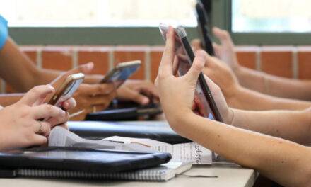 Córdoba consolida una política de uso regulado de celulares en las escuelas