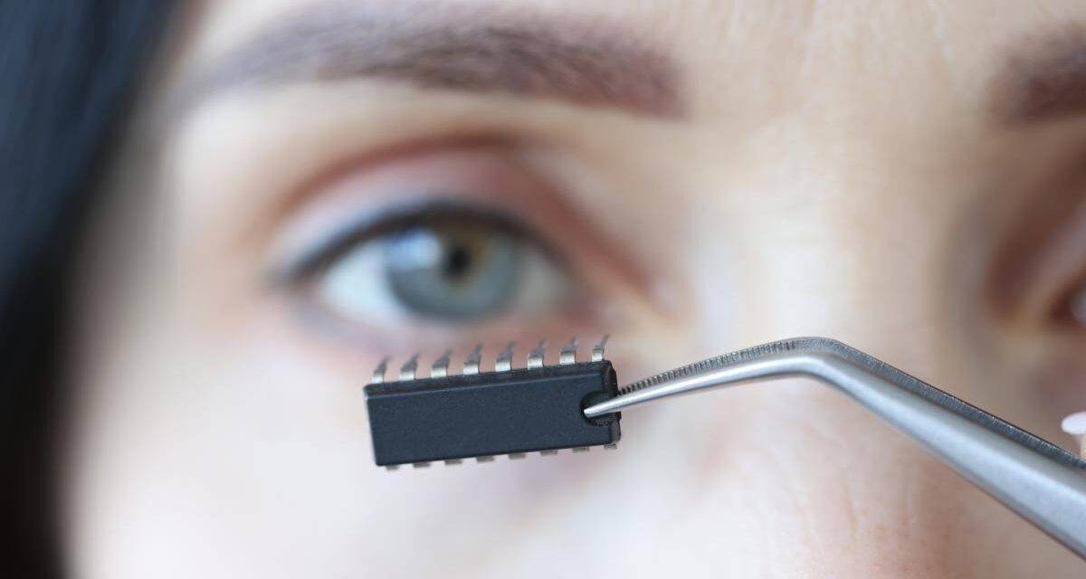 China habilitó el primer chip cerebral invasivo para uso clínico