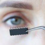 China habilitó el primer chip cerebral invasivo para uso clínico