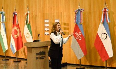 Prunotto inauguró en la Legislatura la muestra del programa “Nuestra Bandera”