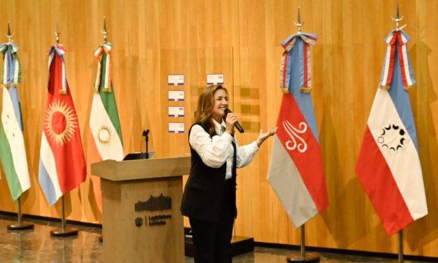 Prunotto inauguró en la Legislatura la muestra del programa “Nuestra Bandera”