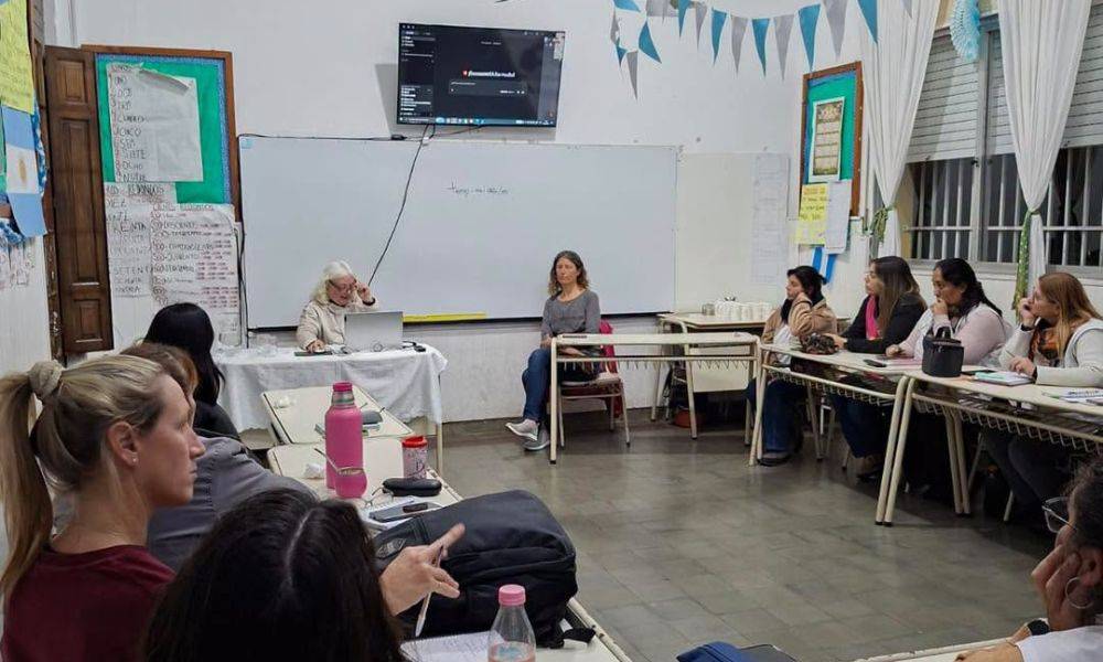 Arias impulsa una capacitación sobre inteligencia artificial para escuelas de la localidad