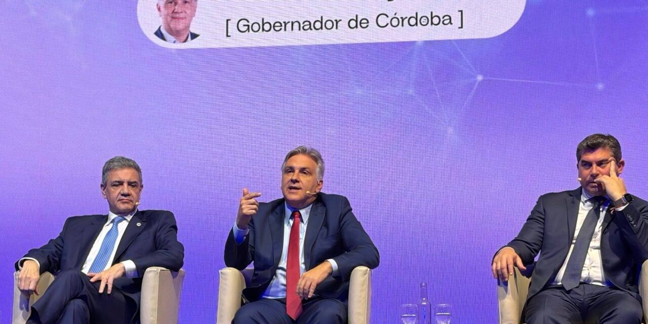 Llaryora disertó en el ciclo Democracia y Desarrollo