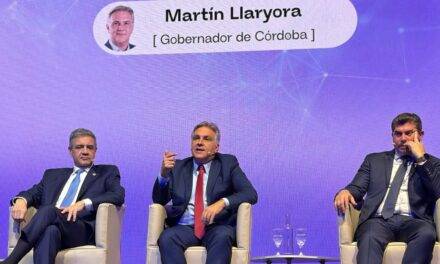 Llaryora disertó en el ciclo Democracia y Desarrollo