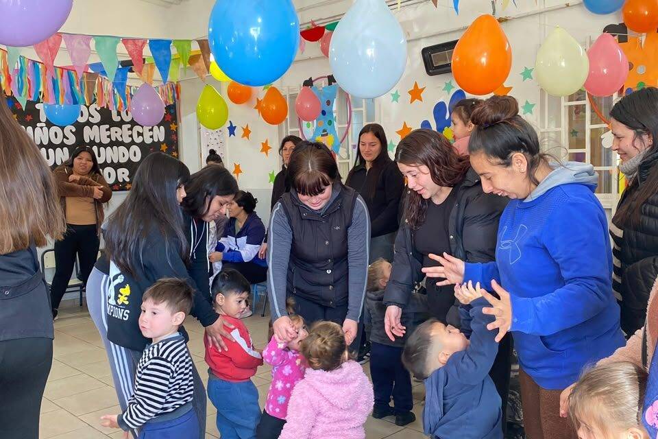 Villa Nueva: Territorio de Derechos llegó a Sala Cuna Los Olmos con una nueva jornada de teatro en familia.