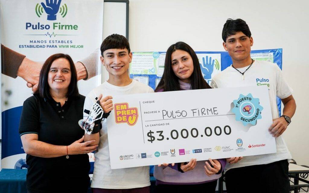 Estudiantes cordobeses crearon una mano robótica para rehabilitación de personas con Parkinson y artritis