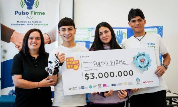 Estudiantes cordobeses crearon una mano robótica para rehabilitación de personas con Parkinson y artritis