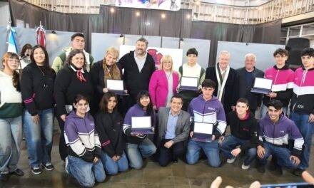 Alejandro Roca fue sede de la entrega de equipamiento tecnológico para 10 escuelas de la región