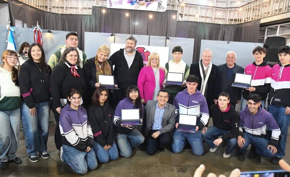 Alejandro Roca fue sede de la entrega de equipamiento tecnológico para 10 escuelas de la región