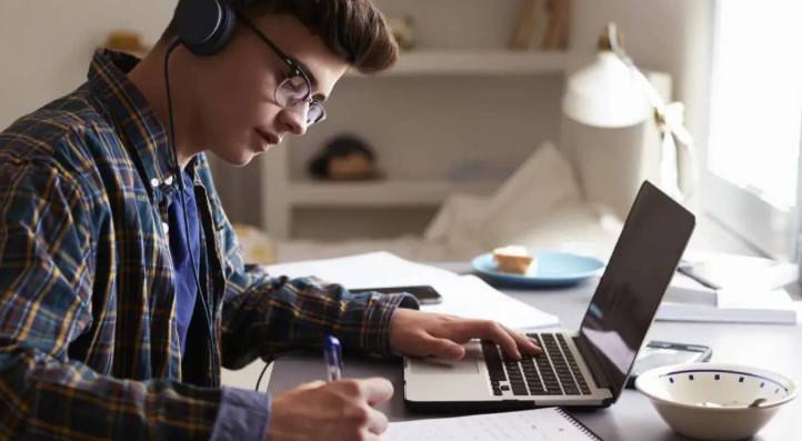 Endeavor y AWS buscan proyectos universitarios de IA y premiarán al ganador con US$100.000 en créditos