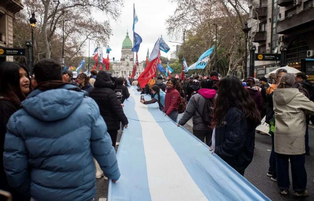 Congreso: bajo la lluvia, manifestantes rechazaron la Ley de Propiedad Privada y hubo represión