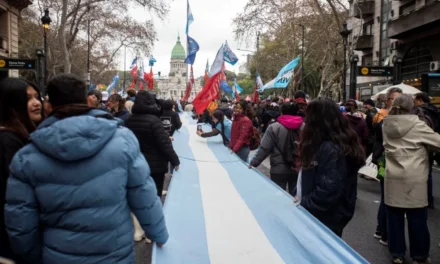 Congreso: bajo la lluvia, manifestantes rechazaron la Ley de Propiedad Privada y hubo represión
