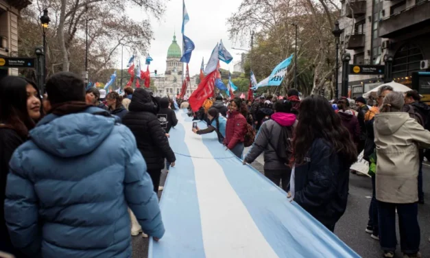 Congreso: bajo la lluvia, manifestantes rechazaron la Ley de Propiedad Privada y hubo represión