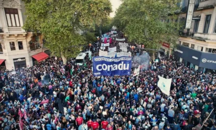 Docentes universitarios paran por 48 horas contra el gobierno de Milei por fondos y salarios