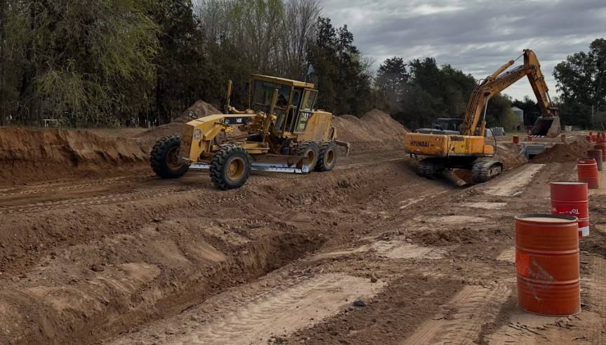 Alejandro Roca avanza con la obra de tránsito pesado y ejecuta nuevos trabajos de desagüe