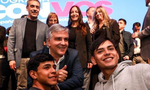 Llaryora presentó “Con Vos”, una iniciativa que busca prevenir la desvinculación escolar