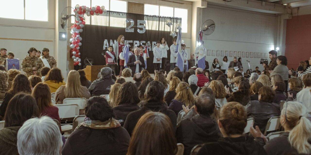El intendente Guillermo de Rivas participó del acto por el 25° aniversario de la Escuela Hebe San Martín de Duprat