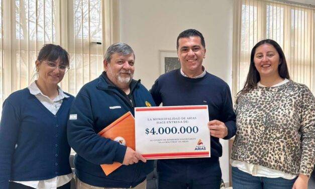 Arias entregó un aporte de $4 millones a los Bomberos Voluntarios