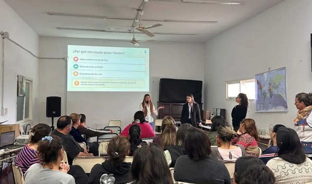 Los Cisnes fortaleció el vínculo entre familias y escuela a través de un taller educativo