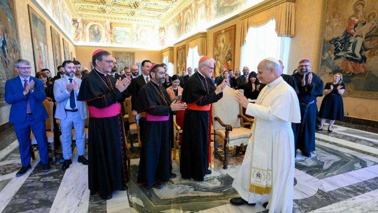 El Papa pidió ir más allá de la aceptación o rechazo del avance tecnológico, sino preguntarnos qué humanidad construiremos