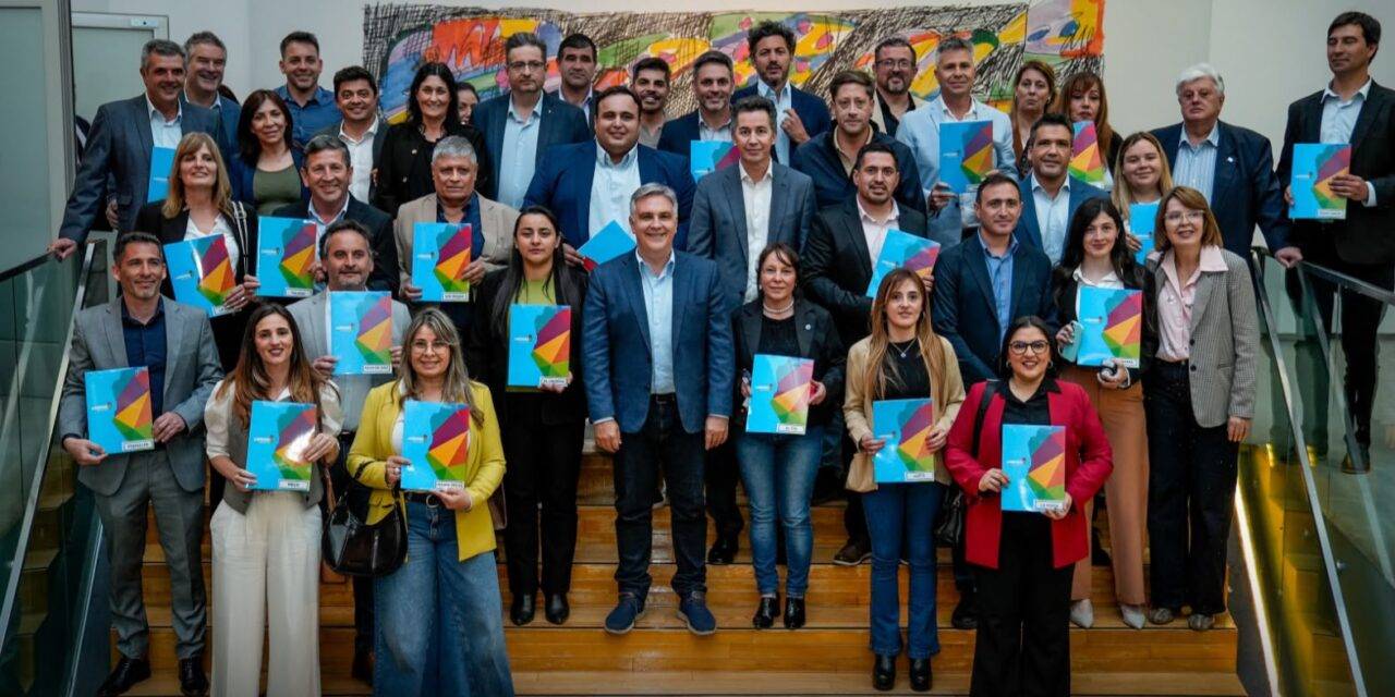 Llaryora firmó proyectos de ley para establecer nuevos radios urbanos en 22 municipios y comunas de Córdoba