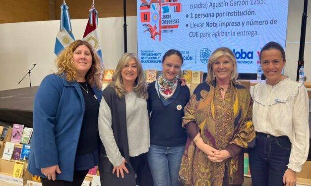 Arias recibió nuevas colecciones de libros para fortalecer la alfabetización