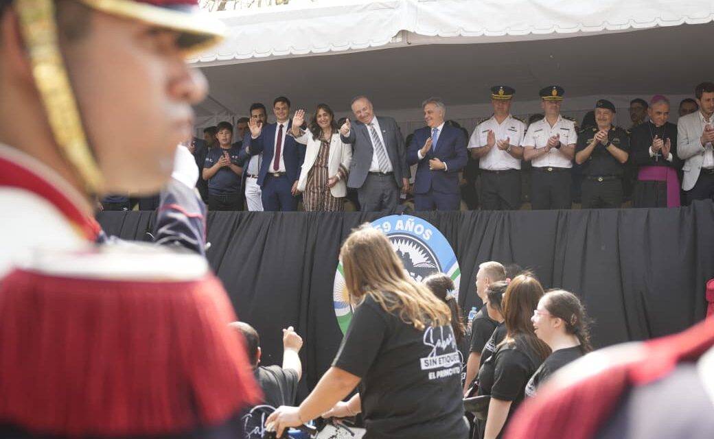 Llaryora encabezó el desfile por el 159° aniversario de Villa María