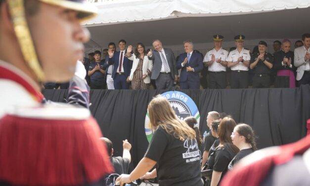Llaryora encabezó el desfile por el 159° aniversario de Villa María