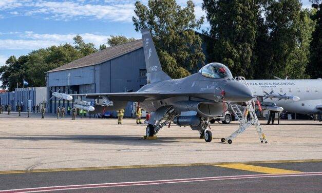 Más actividad en el Área Material de Las Higueras con otros 6 aviones caza F-16