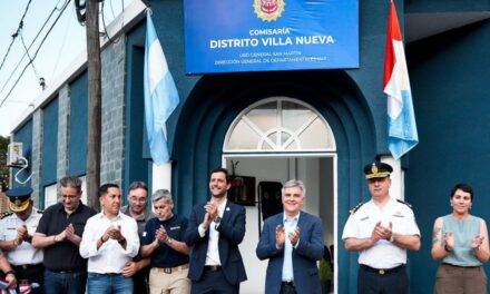 Villa Nueva: Llaryora inauguró la nueva comisaría y entregó cuatro vehículos policiales